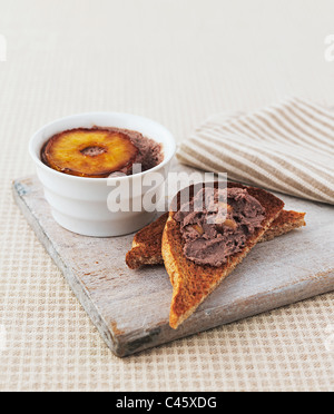 Le pâté de foie de poulet sur toast, close-up Banque D'Images