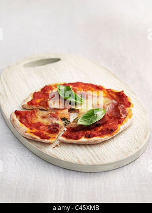 Pizza jambon de Parme sur planche, close-up Banque D'Images