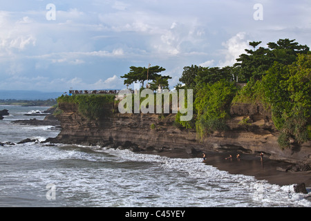 Côte de la MER DE BALI près de Pura Tanah Lot - TABANAN, BALI, INDONÉSIE Banque D'Images