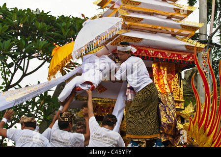 Un style hindou crémation cortège où le corps est transporté dans une pagode - UBUD, BALI, INDONÉSIE Banque D'Images