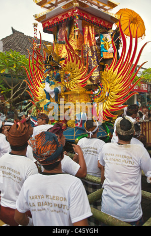 Un style hindou crémation cortège où le corps est transporté dans une pagode - UBUD, BALI, INDONÉSIE Banque D'Images