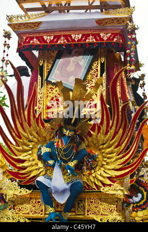 Un style hindou crémation cortège où le corps est transporté dans une pagode - UBUD, BALI, INDONÉSIE Banque D'Images