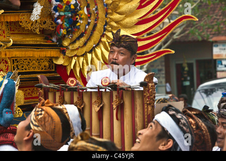 Un style hindou crémation cortège où le corps est transporté dans une pagode - UBUD, BALI, INDONÉSIE Banque D'Images