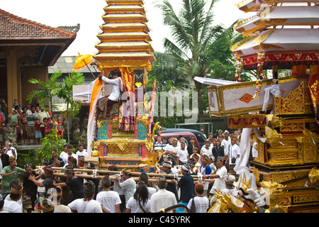 Une chambre double style hindoue procession de crémation où le corps est transporté dans une pagode - UBUD, BALI, INDONÉSIE Banque D'Images