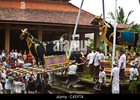 Un Pwhere la crémation de style hindou le corps est brûlé à l'intérieur d'un grand mâle - UBUD, BALI, INDONÉSIE Banque D'Images