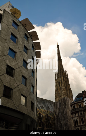 Une nouvelle architecture ancienne opposées l'une à l'autre à viennas stephansplatz Banque D'Images