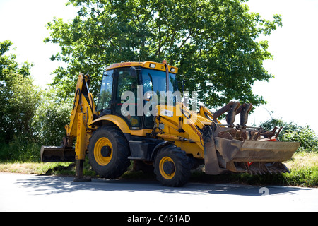 JCB 3CX pelle chargeuse, vu ici en milieu rural Norfolk épuration des fossés pour les services de voierie sur une journée ensoleillée. Banque D'Images
