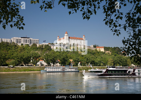 Le château de Bratislava - le parlement et le Danube Banque D'Images