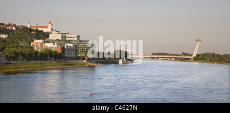 - Château de Bratislava et de l'architecture moderne sur le Danube riverside Banque D'Images