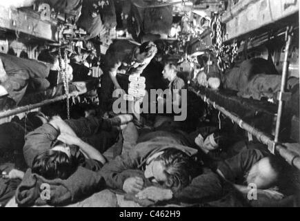 L'équipage à dormir dans un sous-marin allemand pendant la Seconde Guerre mondiale Banque D'Images