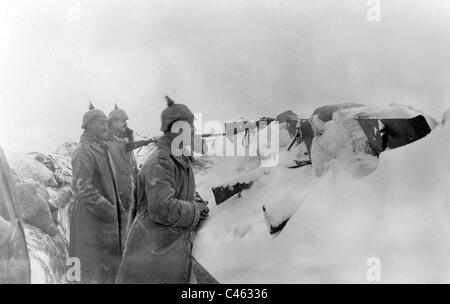 Soldats allemands dans une tranchée couverte de neige, 1915 Banque D'Images