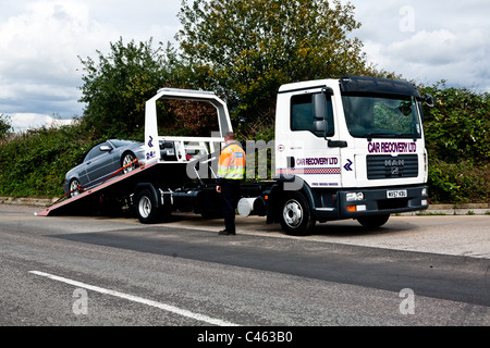 Camion de récupération ramasser voiture du côté de la route Banque D'Images