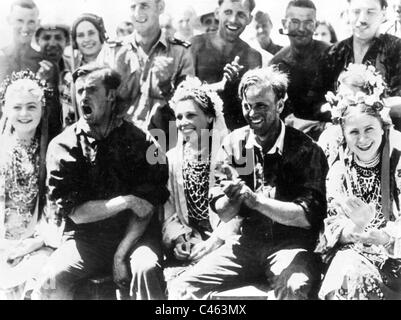 Des soldats de la garde du corps SS Regiment 'Adolf Hitler' avec les filles ukrainiennes, 1942 Banque D'Images