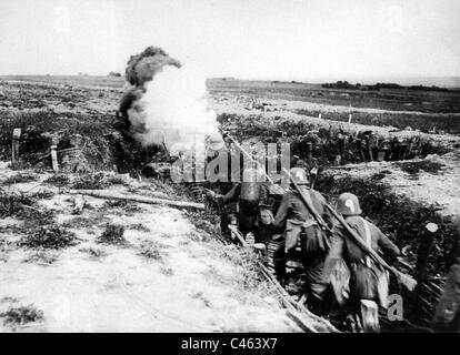 Des troupes d'assaut allemand avec un lance-flammes, 1918 Banque D'Images