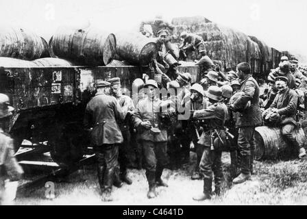 Les soldats allemands piller un magasin de fournitures, 1918 Banque D'Images