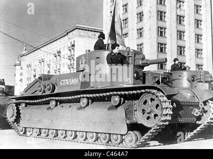 Tank pendant la parade pour l'anniversaire de la révolution d'octobre, 1933 Banque D'Images