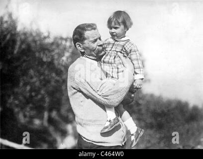 Maxime Gorki tient sa petite-fille dans ses bras, 1928 Banque D'Images