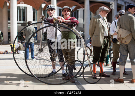 Le Tweed Run, Londres, Royaume-Uni, 11 avril 2011 : les participants se réunissent à Paternoster Square Photo de Mike Goldwater Banque D'Images