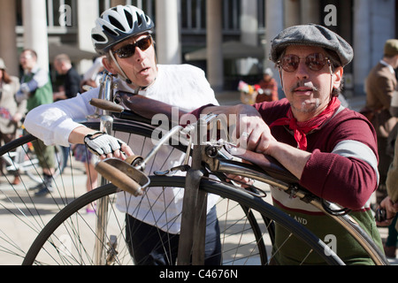 Le Tweed Run, Londres, Royaume-Uni, 11 avril 2011 : les participants se réunissent à Paternoster Square Photo de Mike Goldwater Banque D'Images