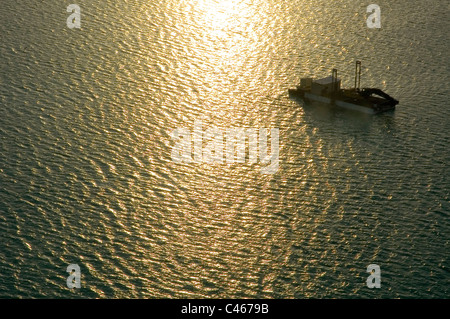 Photographie aérienne d'une grue sur une barge dans le bassin sud de la mer Morte au lever du soleil Banque D'Images