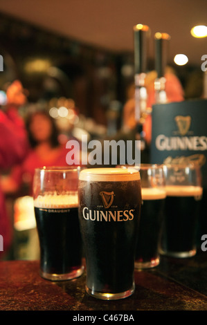 Appuyez sur Guinness, Murphy's Pub, Dingle, Irlande Banque D'Images