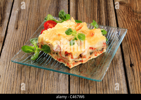 Portion de lasagne savoureuse sur une plaque Banque D'Images