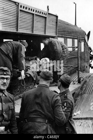 Seconde Guerre mondiale : l'évacuation sanitaire des blessés Soldats allemands Banque D'Images