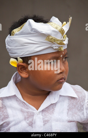 Un jeune garçon balinais est habillé traditionnellement pour le FESTIVAL GALUNGAN - UBUD, BALI, INDONÉSIE Banque D'Images