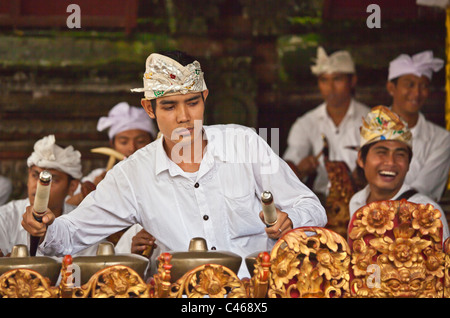 Un musicien joue un gamelan balinais PURA BEJI au temple dans le village de Mas au cours de GALUNGAN FESTIVAL - UBUD, BALI, INDONÉSIE Banque D'Images