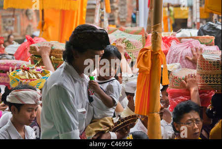 Une foule de produits pour apporter BALINAIS PURA BEJI dans le village de Mas durant la fête GALUNGAN - UBUD, BALI, INDONÉSIE Banque D'Images