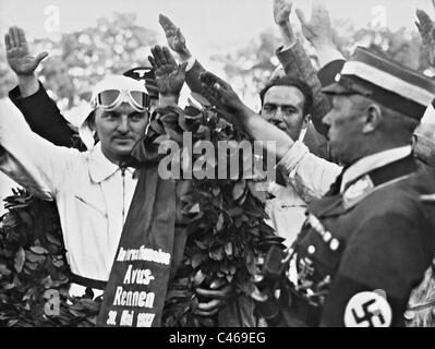 Hermann Lang avec une couronne de victoire, 1937 Banque D'Images