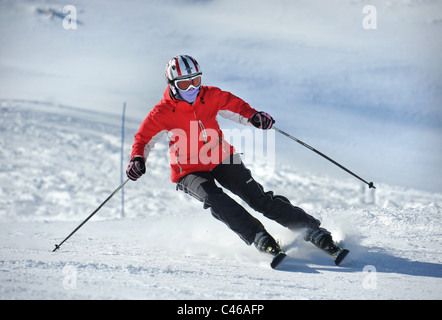 Un skieur au centre de ski de Vogel dans le parc national du Triglav de Slovénie Banque D'Images