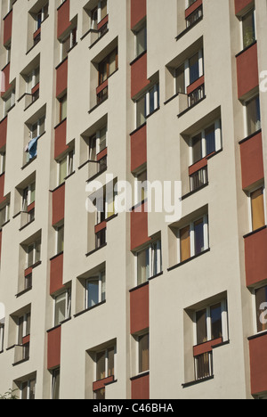 Commie Bloc d'appartements avec l'isolation des murs d'économie d'énergie Banque D'Images