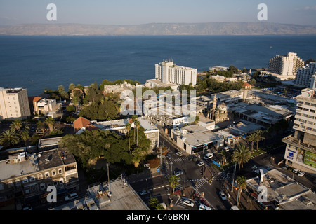 Photo aérienne de la forteresse du 18ème siècle dans la ville moderne de Tibériade dans la mer de Galilée Banque D'Images