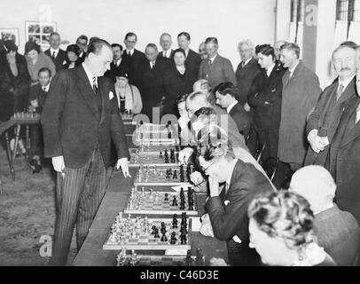 Alexander Alekhine jouant aux échecs simultanée correspond à Bayswater, 1932 Banque D'Images