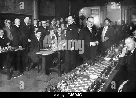 Alexander Alekhine jouant aux échecs simultanés, 1926 Banque D'Images