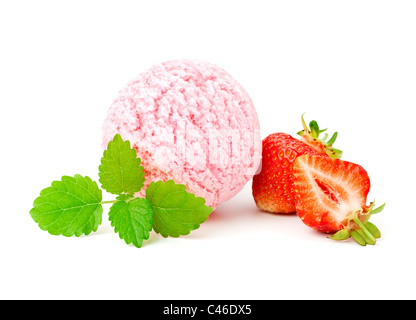 Seule boule de glace à la fraise avec des fruits et feuille de menthe sur fond blanc Banque D'Images