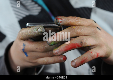 Close up de mains peintes sur IPod Banque D'Images