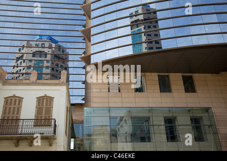 Photographie d'un vieux bâtiment près de un nouveau dans la ville de Tel Aviv Banque D'Images