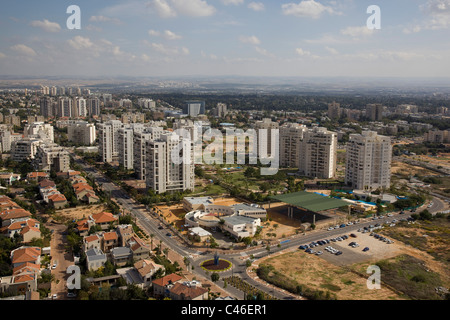 Photographie aérienne de la ville de Kiryat Ono dans la métropole Dan Banque D'Images