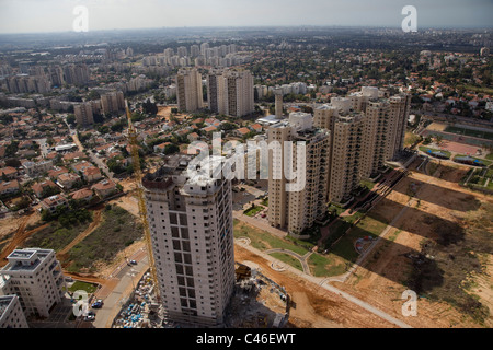 Photographie aérienne de la ville de Kiryat Ono dans la métropole Dan Banque D'Images