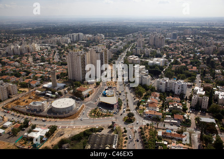 Photographie aérienne de la ville de Kiryat Ono dans la métropole Dan Banque D'Images