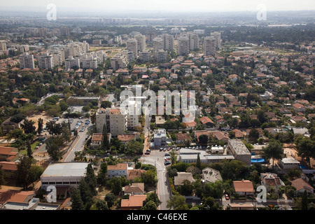 Photographie aérienne de la ville de Kiryat Ono dans la métropole Dan Banque D'Images