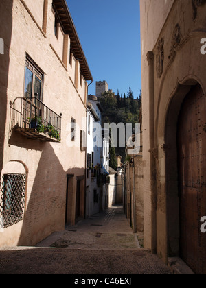 Une rue latérale à l'Alhambra à l'arrière-plan dans l'ancien quartier résidentiel de Granada, Espagne. Banque D'Images