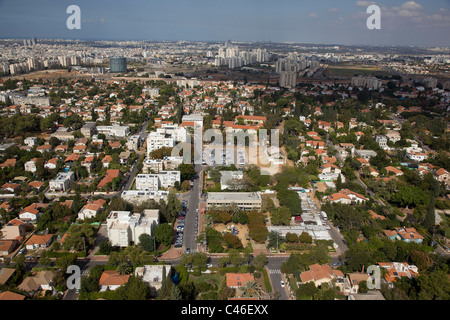 Photographie aérienne de la ville de Kiryat Ono dans la métropole Dan Banque D'Images