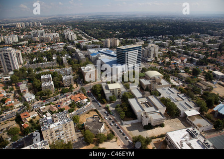 Photographie aérienne de la ville de Kiryat Ono dans la métropole Dan Banque D'Images