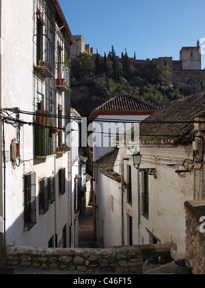 Une rue dans le vieux quartier résidentiel donnant sur l'Alhambra à Grenade, Espagne. Banque D'Images