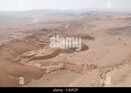 Photographie aérienne du cratère de Ramon dans le désert du Néguev Banque D'Images