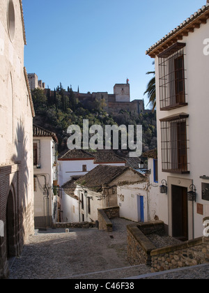 Une vue sur l'Alhambra depuis le vieux quartier résidentiel rues de Grenade, Espagne Banque D'Images