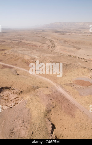 Photographie aérienne du cratère de Ramon dans le désert du Néguev Banque D'Images